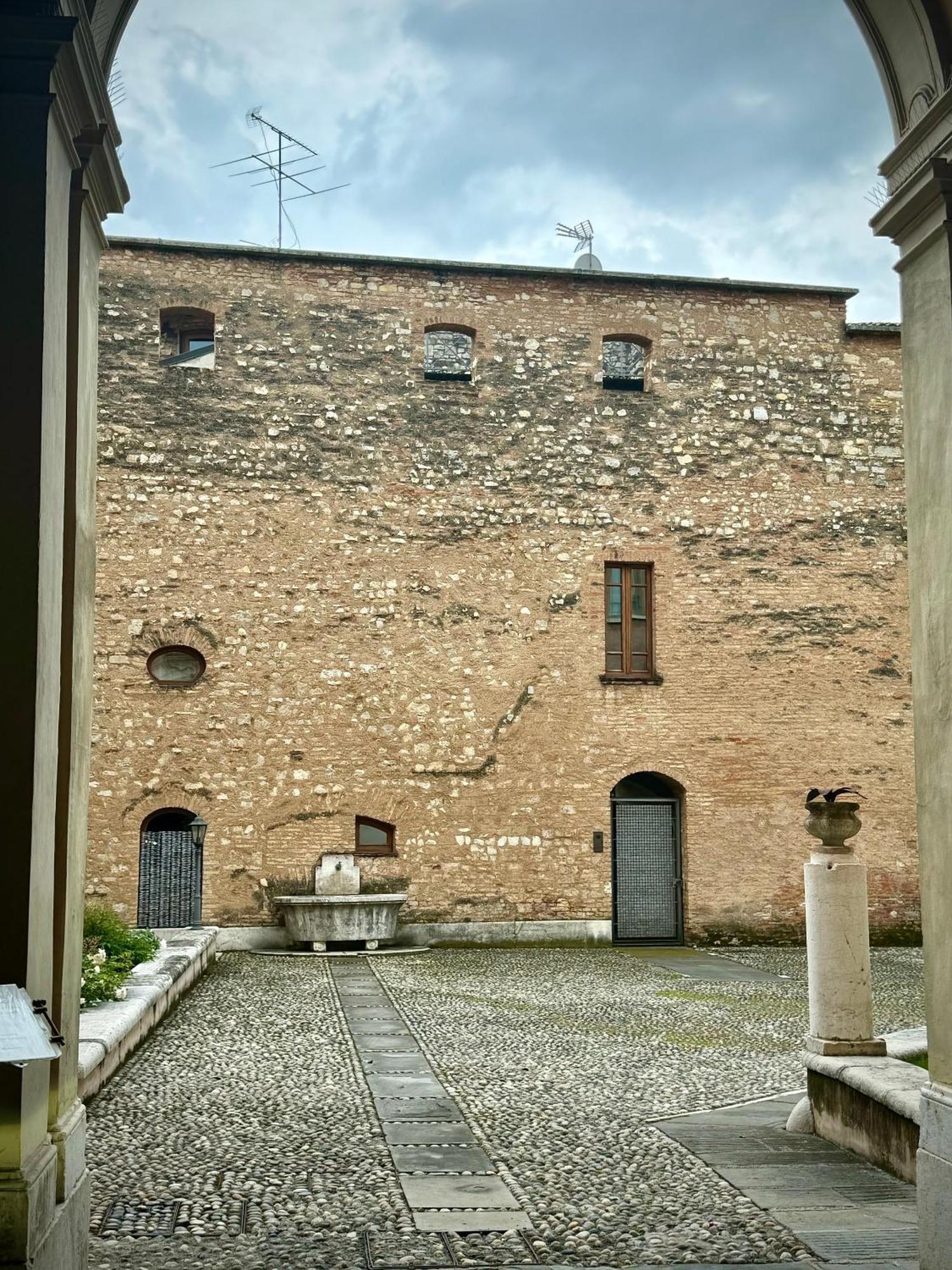 Dimora Legnazzi_A Gem In The Heart Of Brescia Apartment Exterior photo
